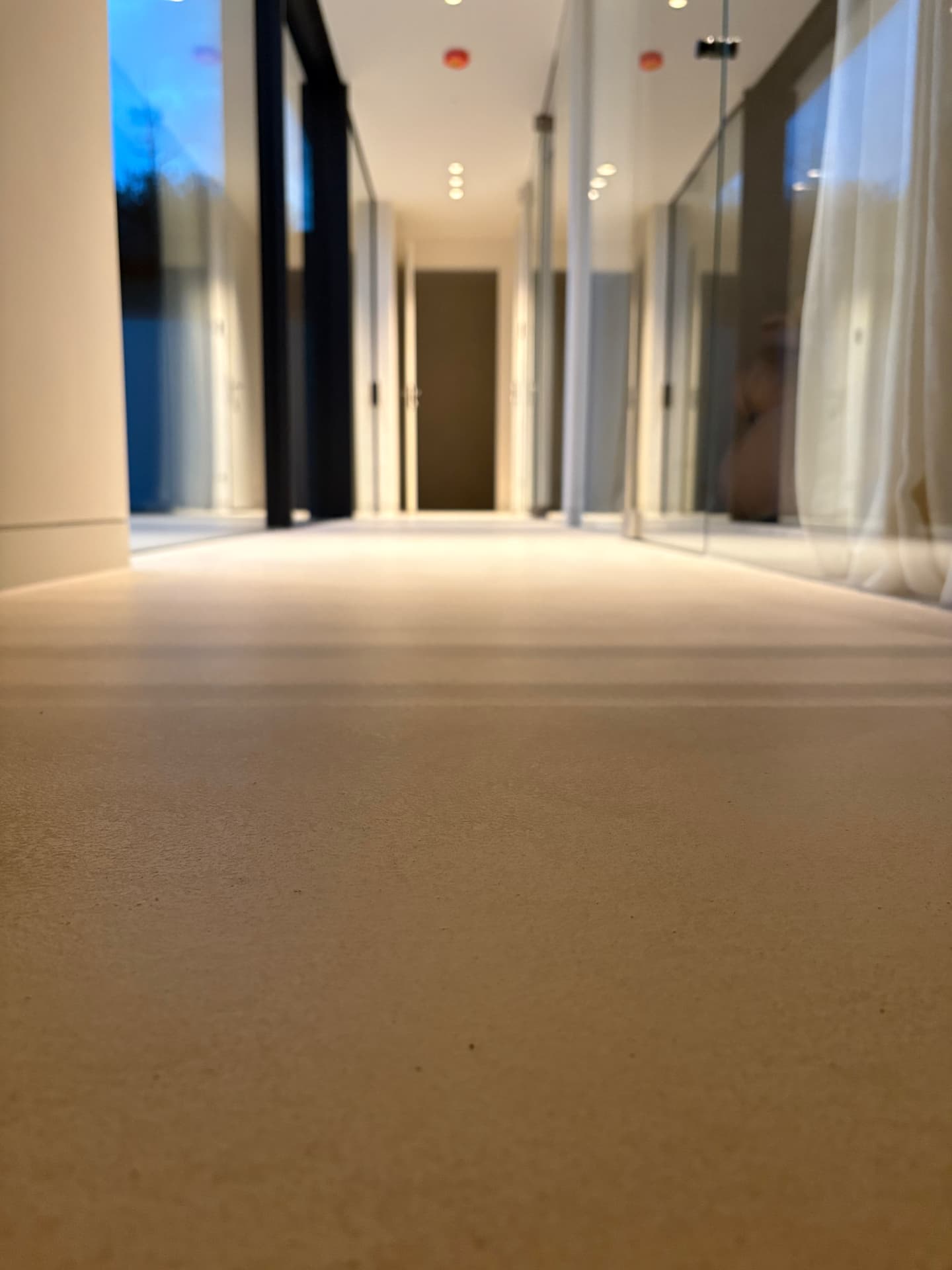 Doorlopende gietvloer in hal