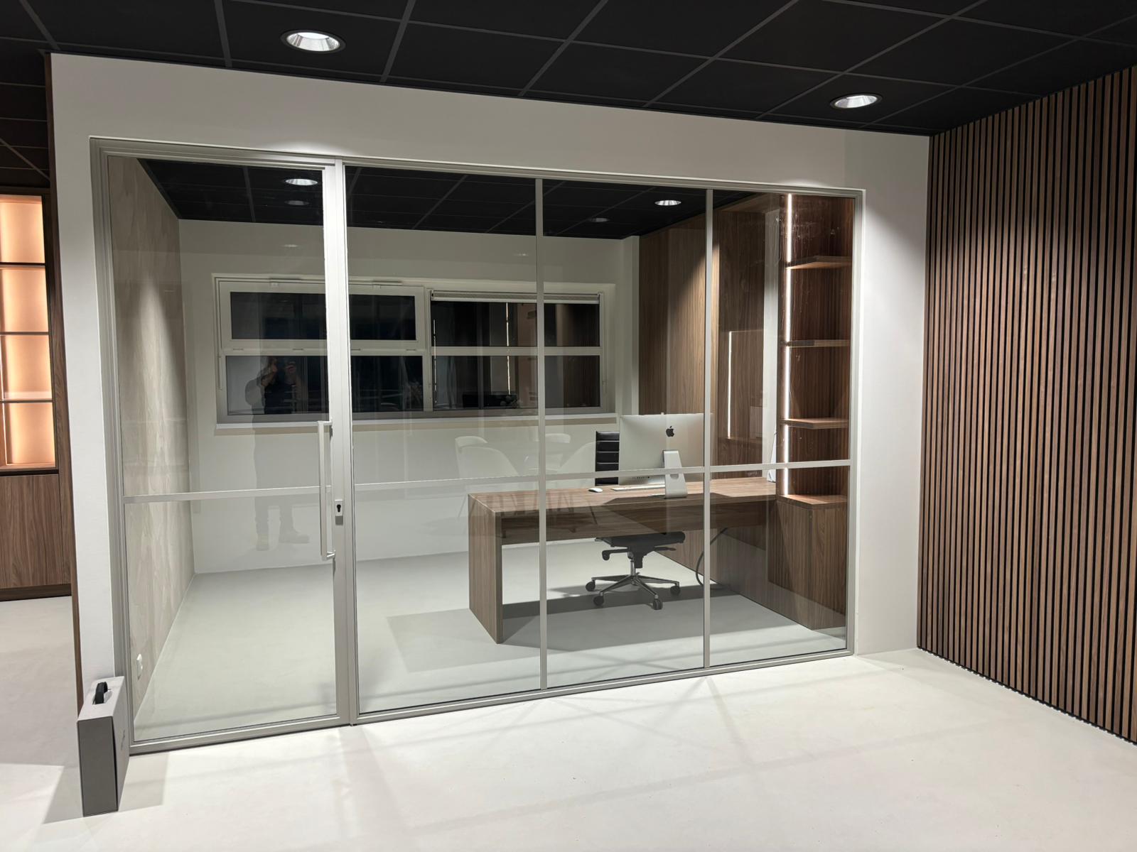Lavasteen vloer in kantoorruimte met glazen werkruimte — project in Enter en omgeving