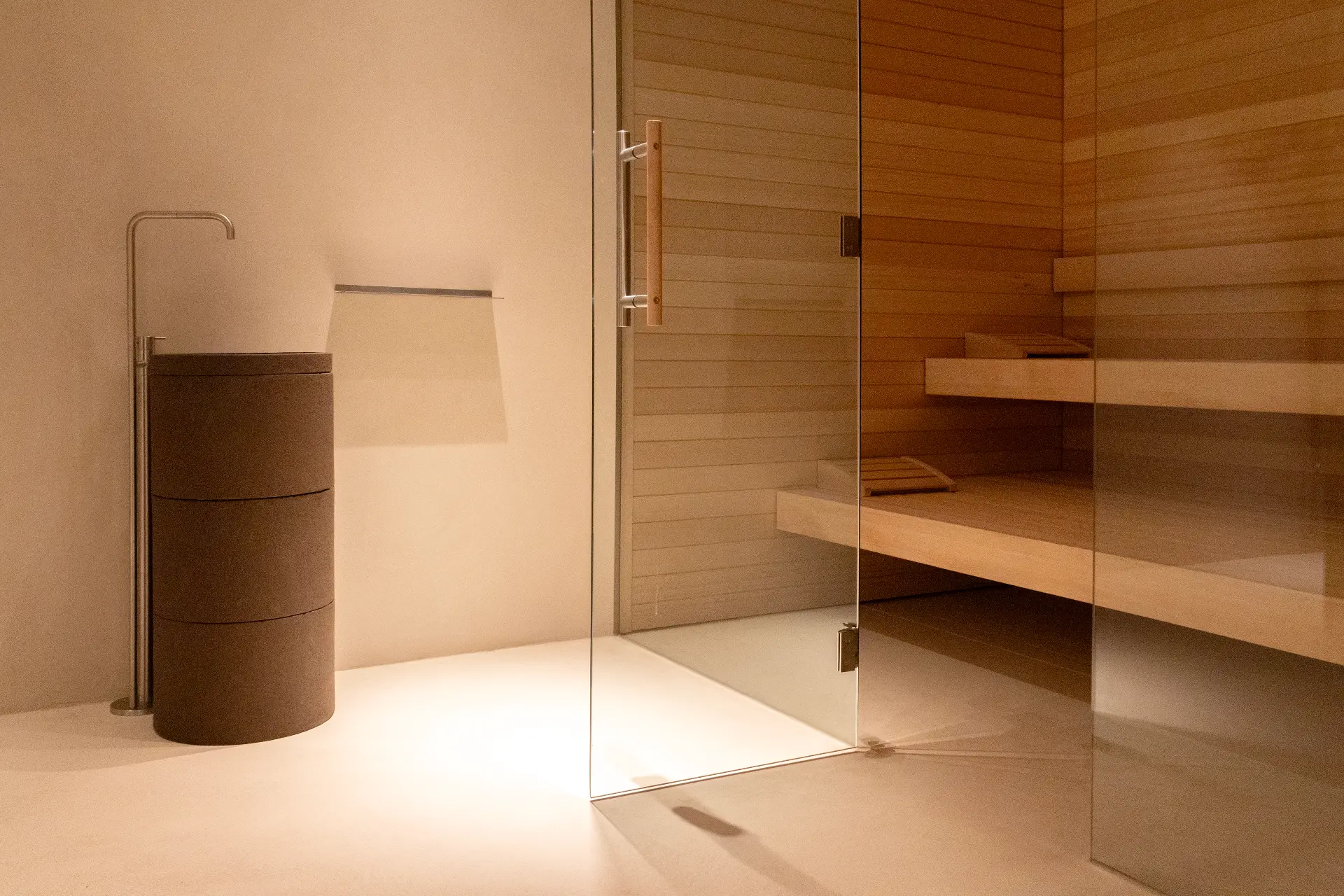 Microcement vloer in wellnessruimte met sauna