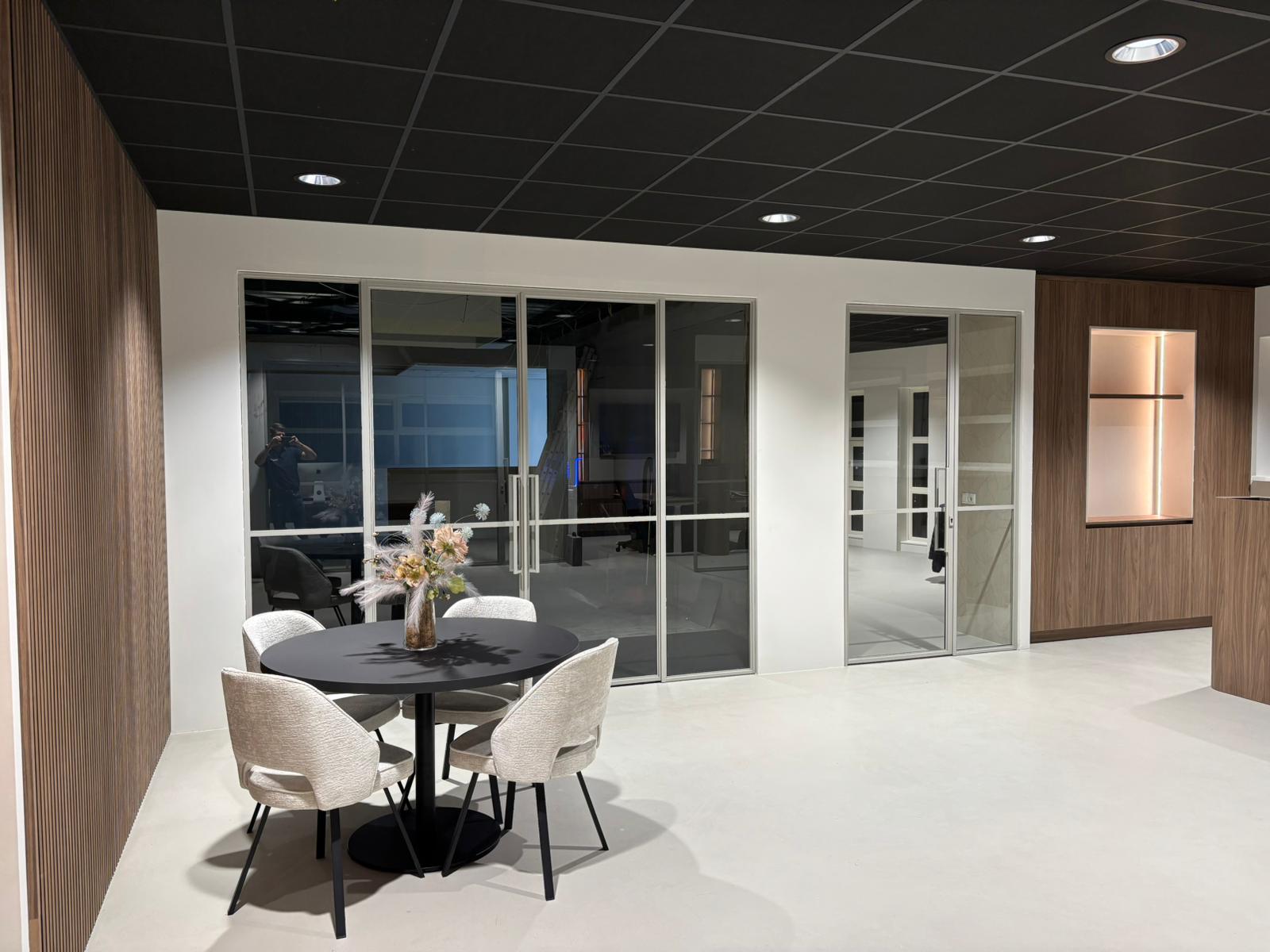 Gietvloer in kantoor met vergadertafel