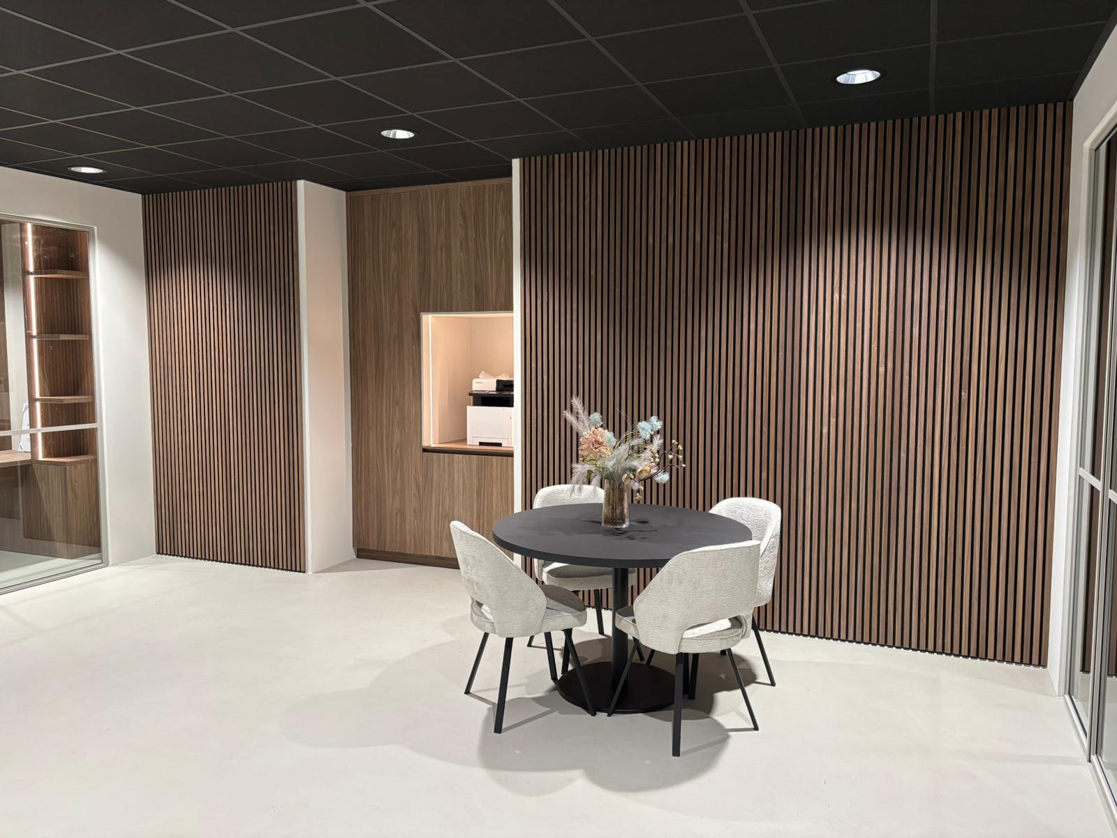 Lavasteen vloer in kantoorruimte met loungehoek — project in Enter en omgeving