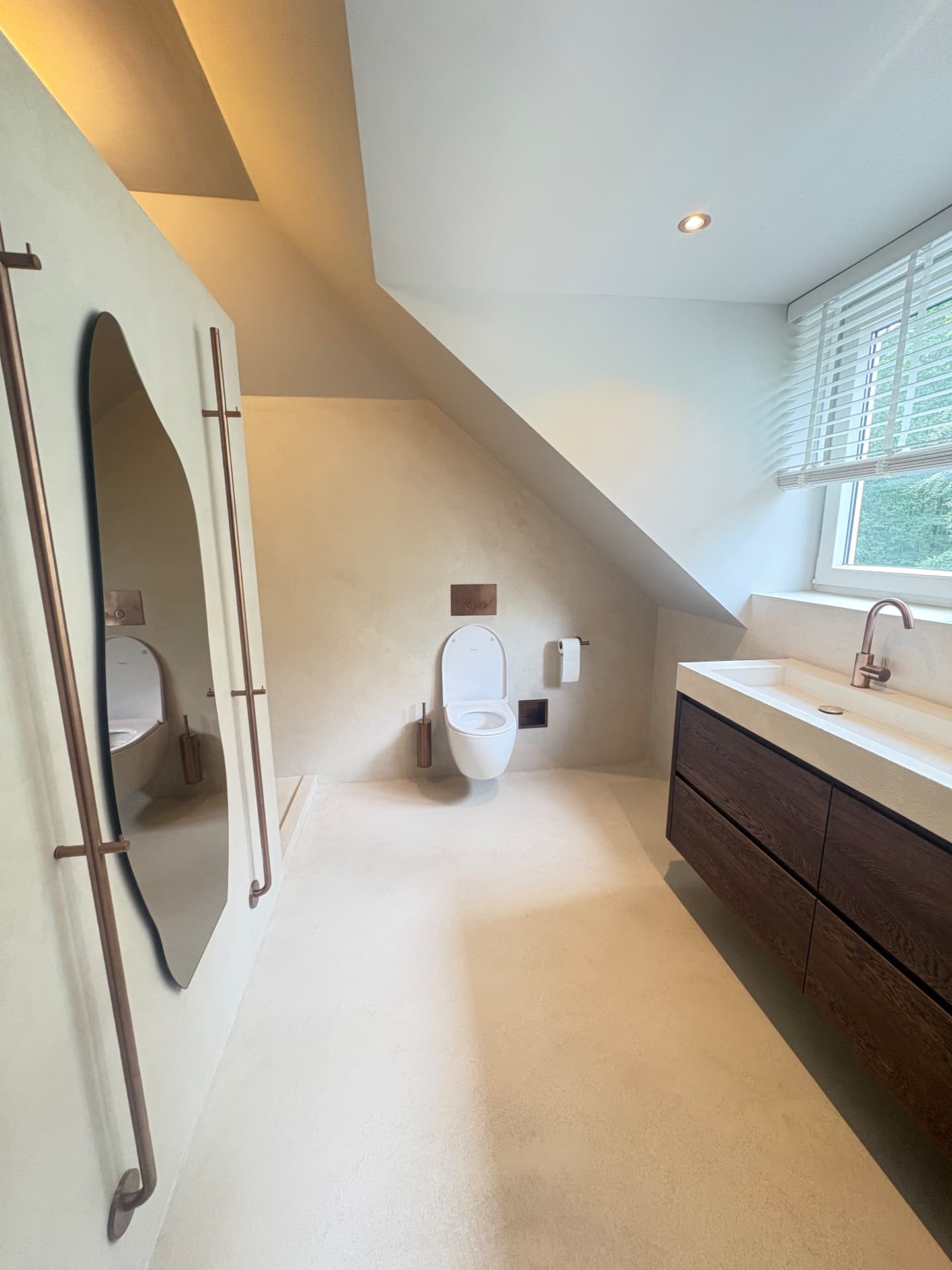 Betonciré vloer en wanden in badkamer — project in Enter en omgeving