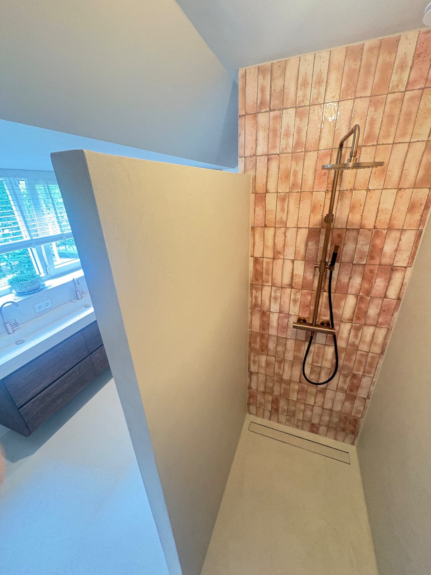 Betonciré douchewand in badkamer — project in Enter en omgeving