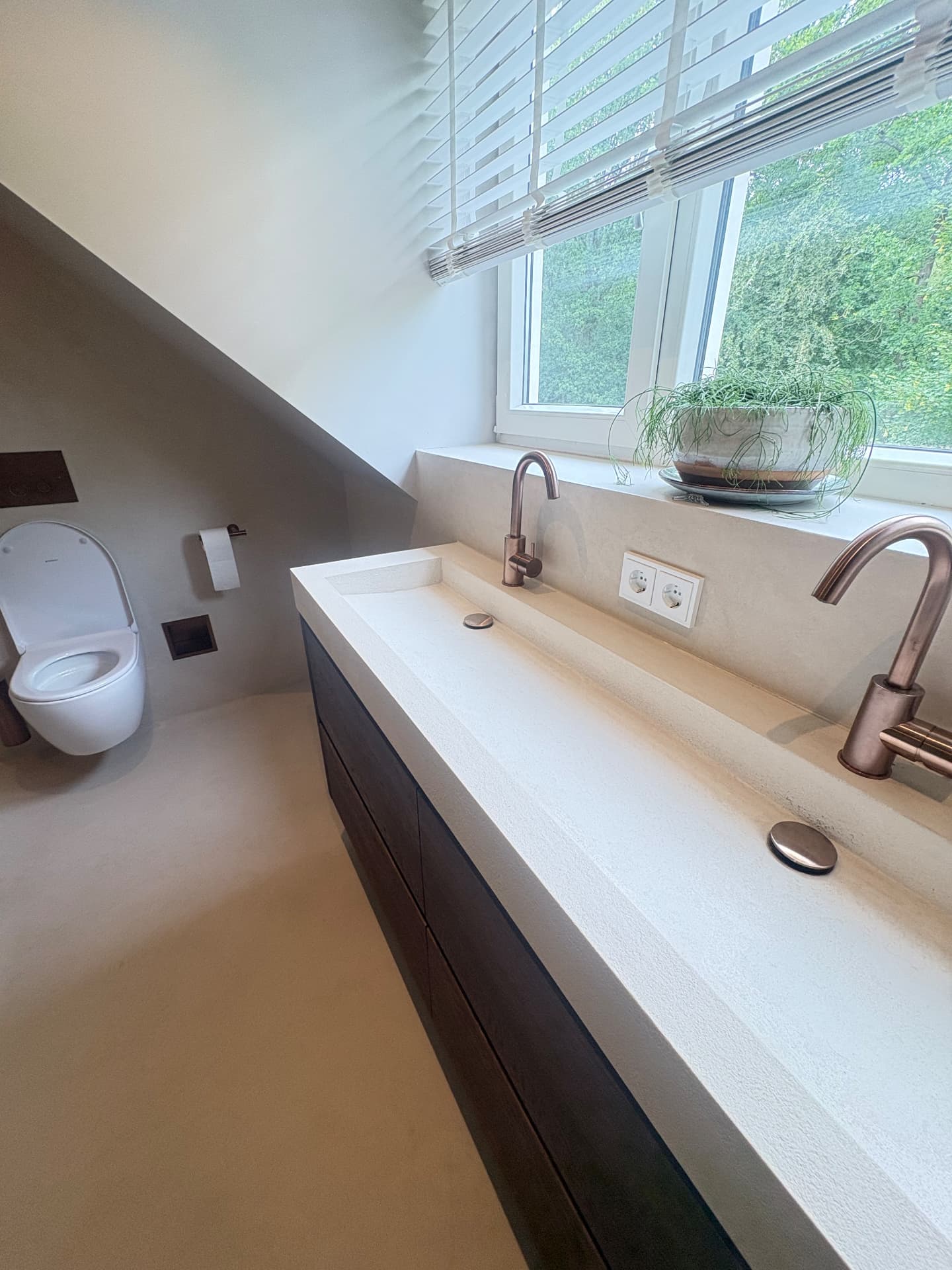 Betonciré wastafelblad met ingebouwde wasbak — project in Enter en omgeving